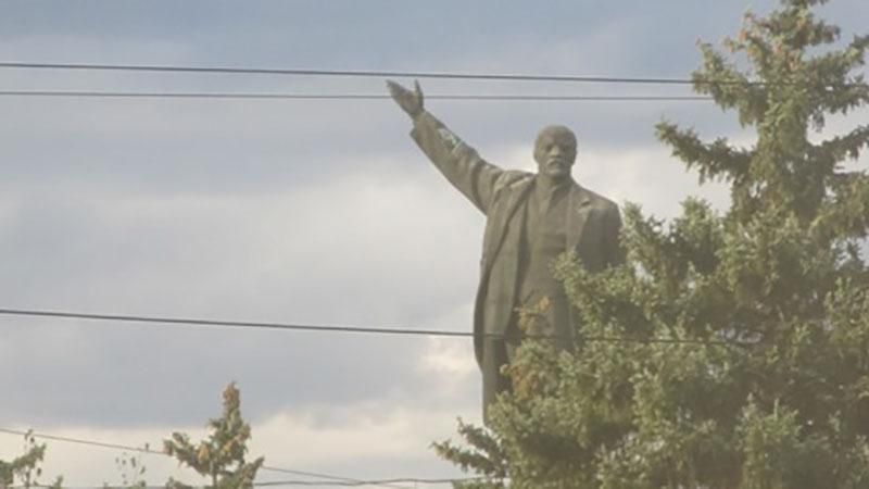 Крупнейшего Ленина Украины решили снести Крупнейшего Ленина Украины решили снести