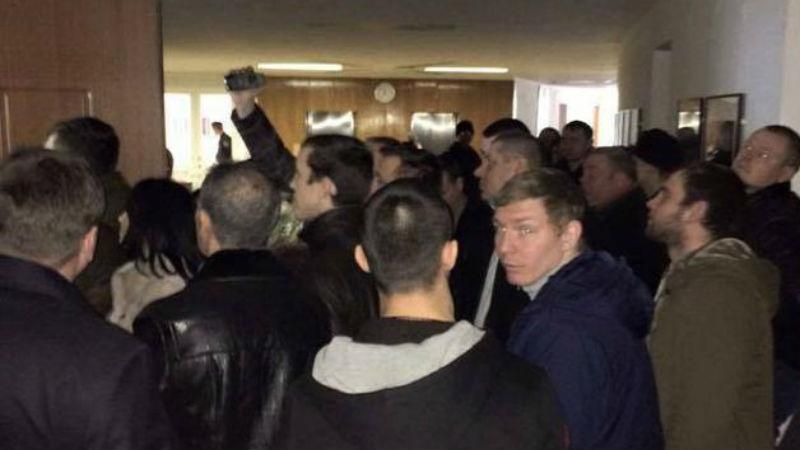 "Титушки" заблокировали Филатова в мэрии Днепропетровска на три часа