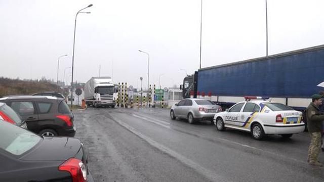 Закарпатські активісти відпустили три десятки російських вантажівок додому