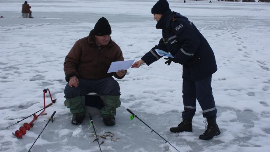 На Полтавщине в ледяной плен попало 150 рыбаков