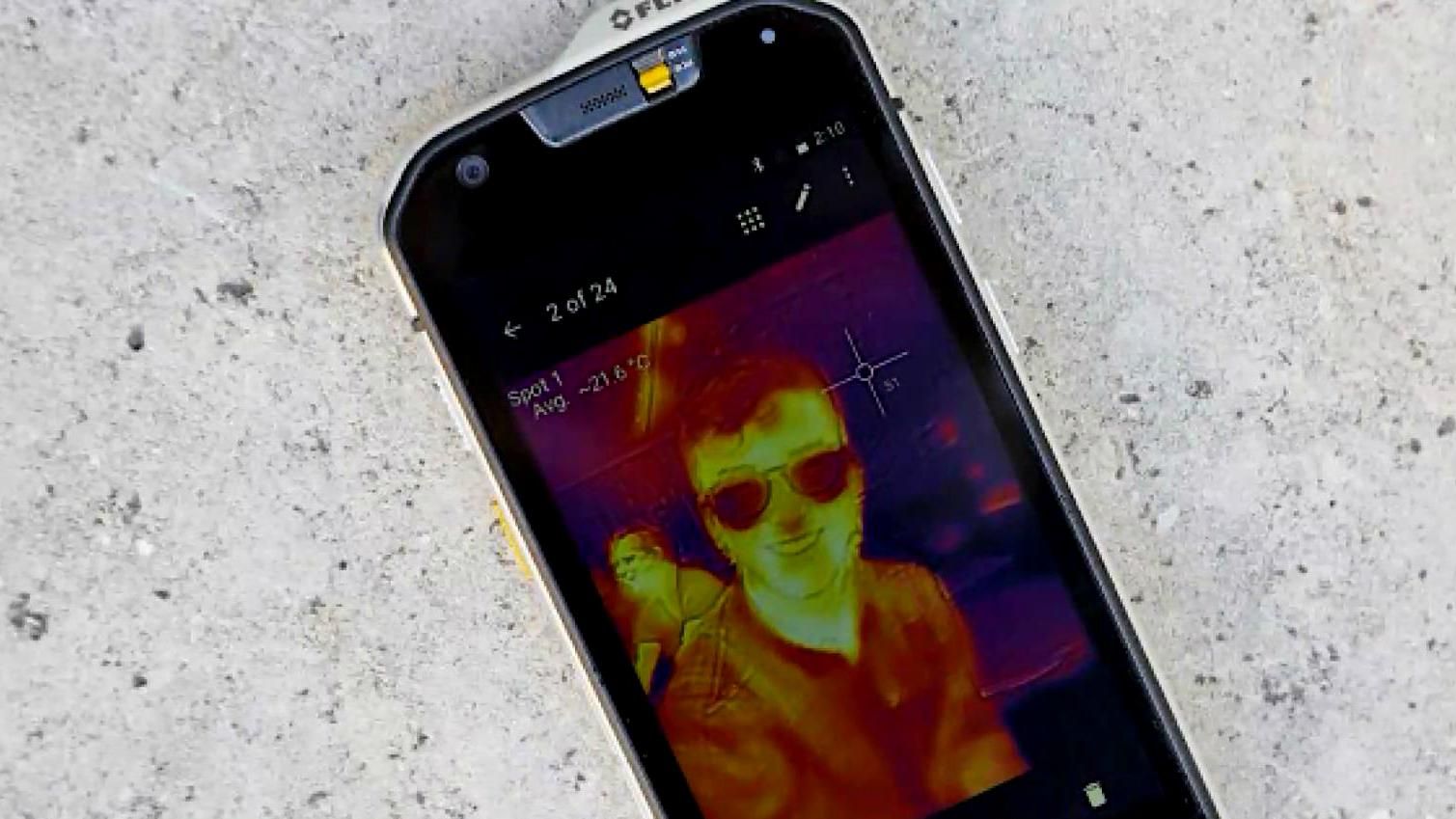 Смартфон отримав тепловізор, у рок-гуртах гратимуть роботи Смартфон отримав тепловізор, у рок-гуртах гратимуть роботи