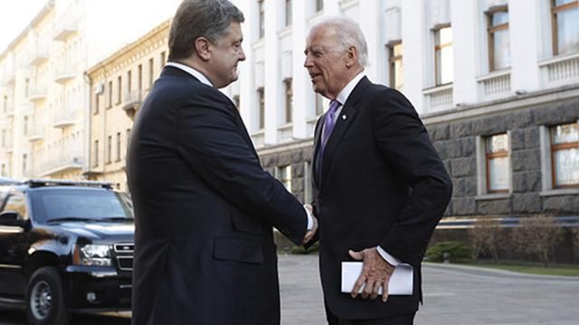 Порошенко домовився з віце-президентом США продовжувати тиснути на Росію Порошенко домовився з віце-президентом США продовжувати тиснути на Росію