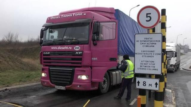 Заблоковані російські вантажівки покинули Закарпаття