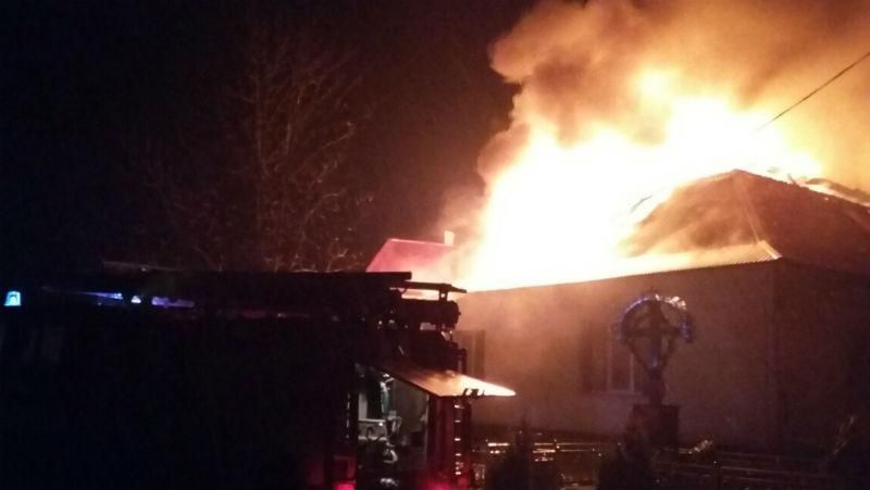 Велика пожежа на Закарпатті: спалахнув місцевий суд Велика пожежа на Закарпатті: спалахнув місцевий суд