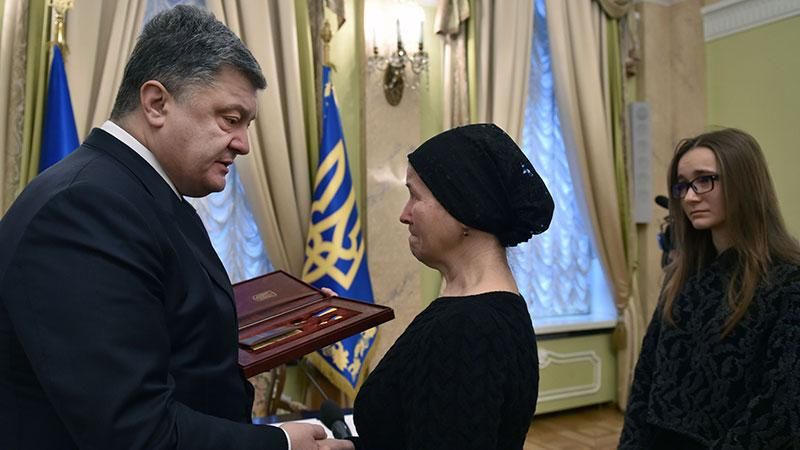 Порошенко "вернул долг" Герою Небесной Сотни Порошенко "вернул долг" Герою Небесной Сотни