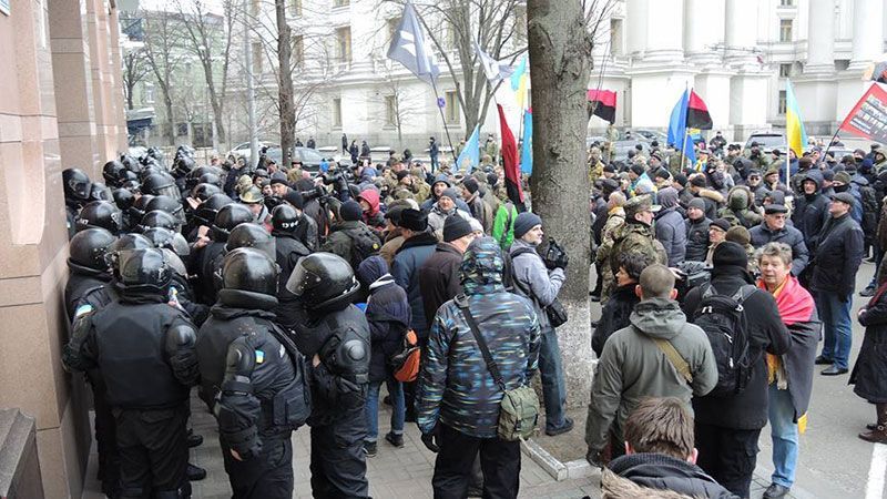 Беспорядки в Киеве: офис Ахметова забросали камнями