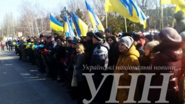 Мариупольцы вышли на митинг, чтобы почтить Небесную сотню Мариупольцы вышли на митинг, чтобы почтить Небесную сотню