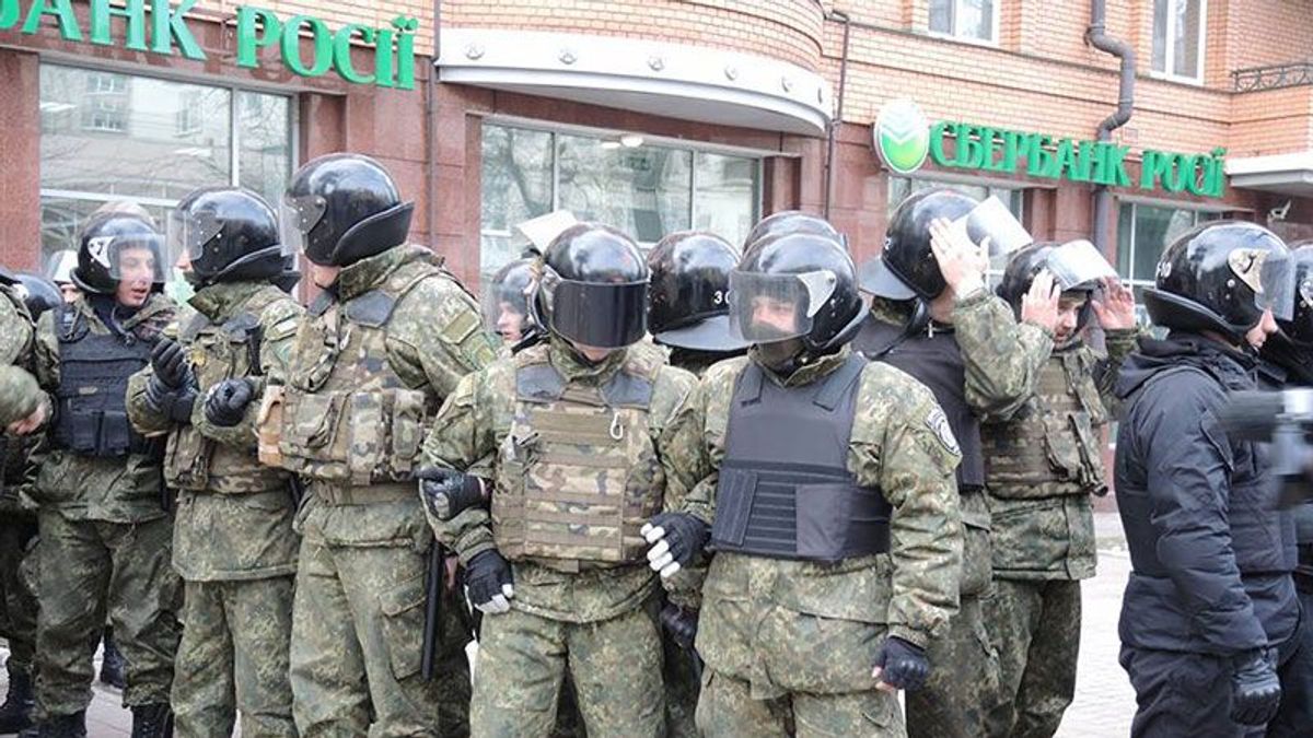 Появились фото и видео разгромленных российских банков в Киеве