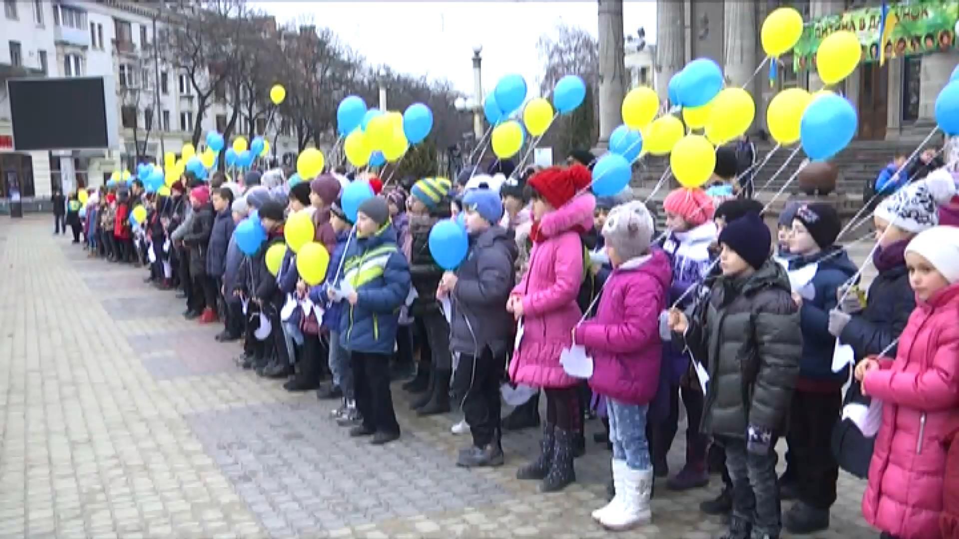 200 школьников написали письма Героям Небесной сотни 200 школьников написали письма Героям Небесной сотни