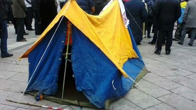 На Майдане начинают устанавливать палатки