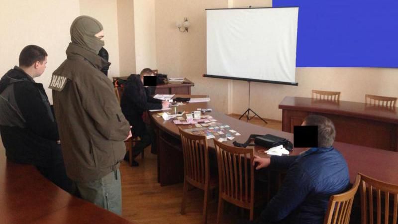 Прокурора, який давав хабара за посаду в НАБУ, взяли під домашній арешт Прокурора, який давав хабара за посаду в НАБУ, взяли під домашній арешт