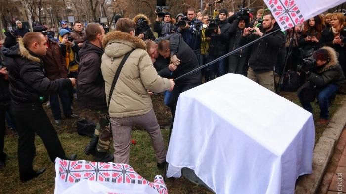 Прихильники двох політичних сил побились на відкритті пам'ятного каменю Небесній сотні Прихильники двох політичних сил побились на відкритті пам'ятного каменю Небесній сотні