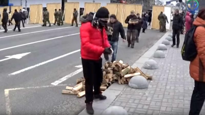 Майдан розростається. Хрещатик перекрили, зносять дрова і намети