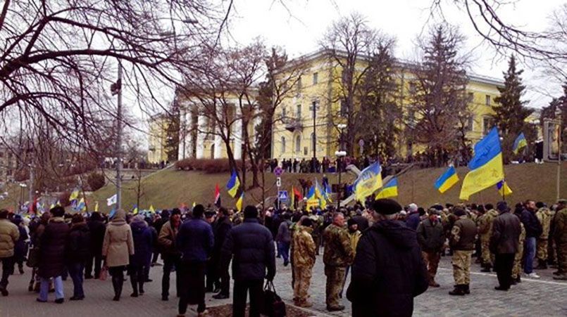 На Майдані у Києві — уже штовханина
