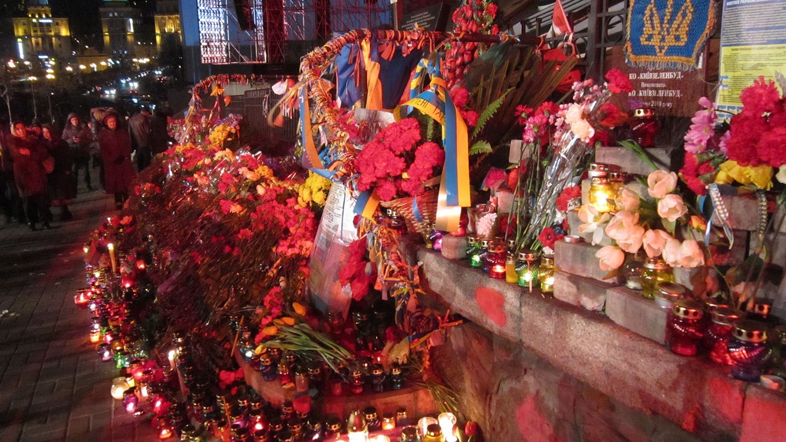 Намет на Майдані та море квітів: як Київ вшанував пам'ять Небесної Сотні