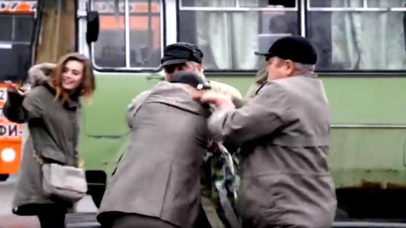 Курьез во Львове: во время гимна дедушки устроили драку