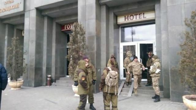З готелю на Майдані радикали перебираються на базу "Азову"