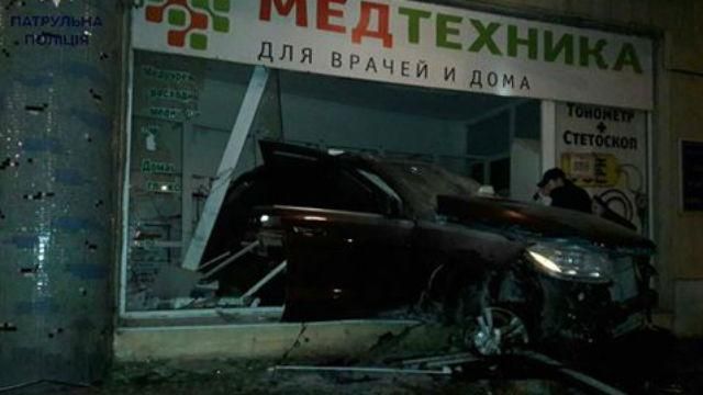 П’яні чоловіки влаштували видовищну аварію в Одесі П’яні чоловіки влаштували видовищну аварію в Одесі