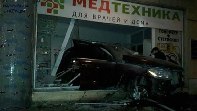 П’яні чоловіки влаштували видовищну аварію в Одесі