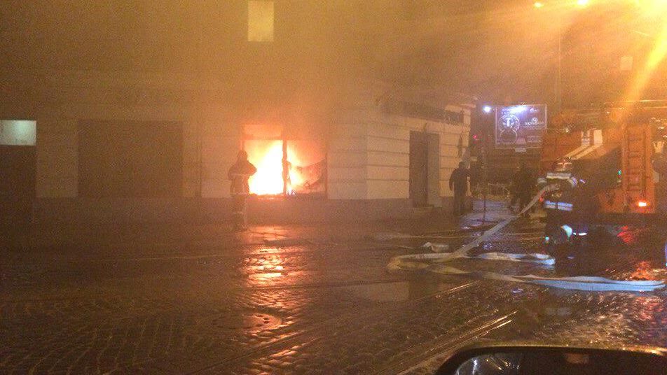 Во Львове горит "Сбербанк" России Во Львове горит "Сбербанк" России