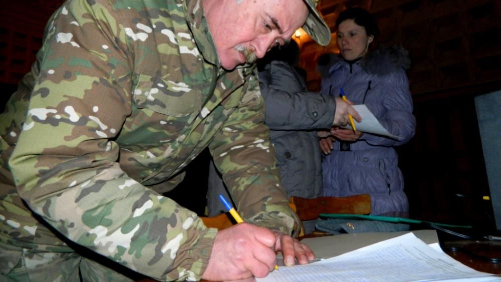 Гневное письмо написали Порошенко односельчане арестованного полицейского Гневное письмо написали Порошенко односельчане арестованного полицейского