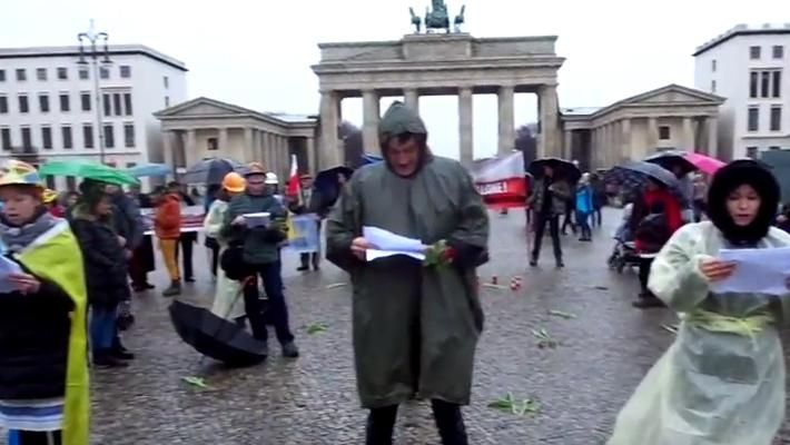 В Берлине трогательным перформансом почтили "Небесную сотню" В Берлине трогательным перформансом почтили "Небесную сотню"