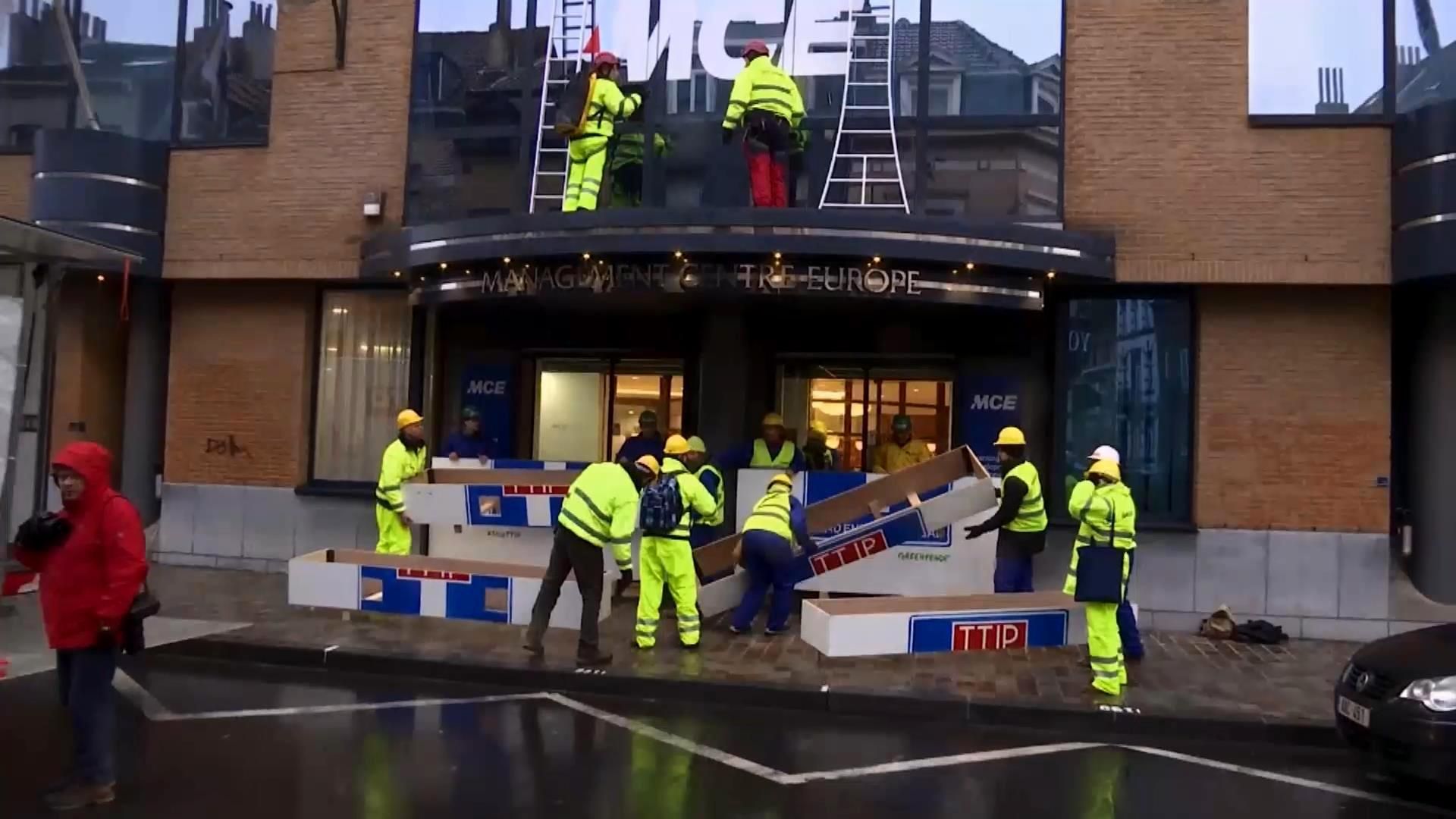 Greenpeace протестует из-за соглашения о свободной торговле между ЕС и США Greenpeace протестует из-за соглашения о свободной торговле между ЕС и США