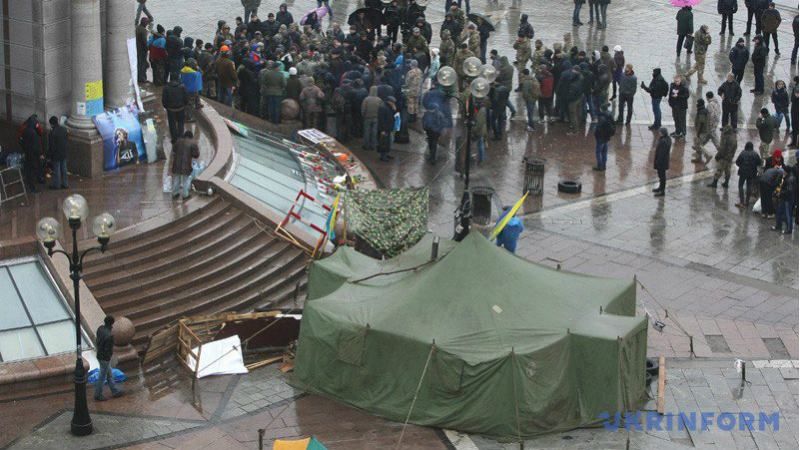 На Майдане остаются десятки людей и стоит палатка