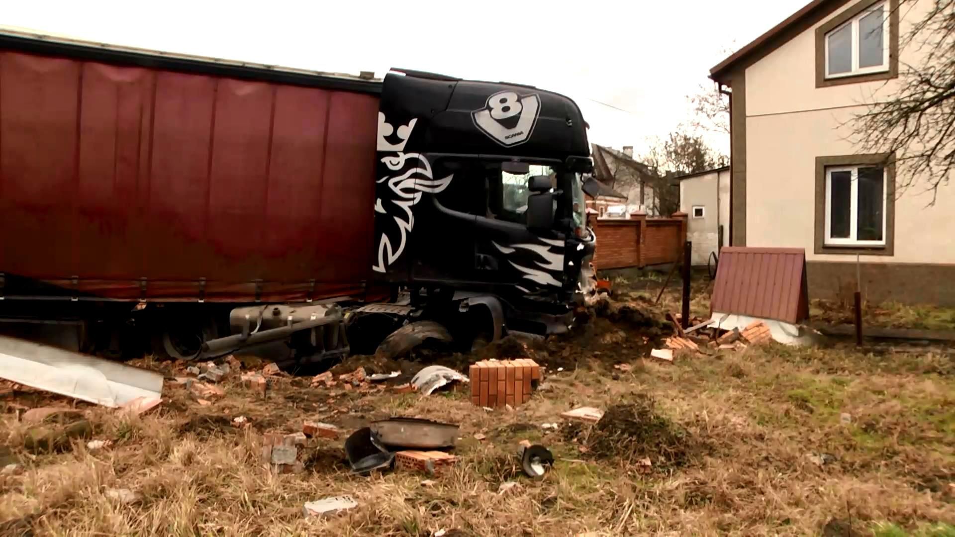 Вантажівка злетіла із дороги на подвір'я на Львівщині