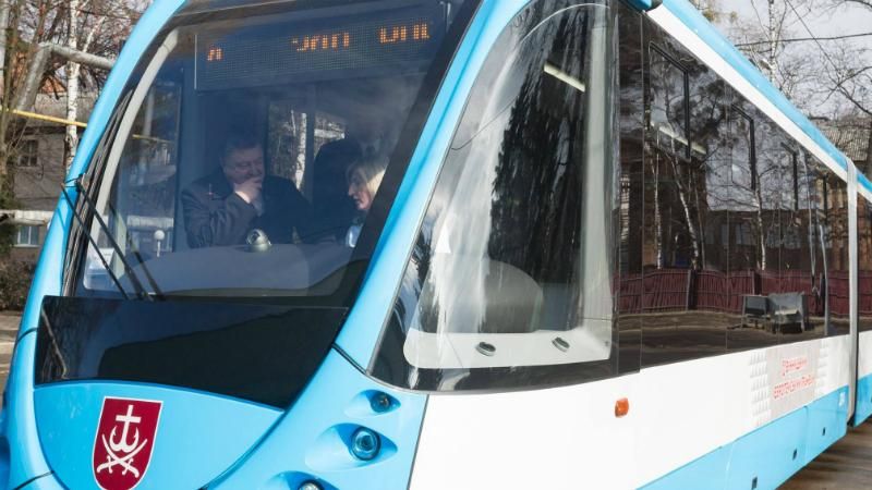 Порошенко в Виннице испытал трамвай: появились фото