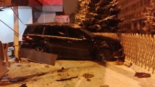 Пьяный водитель на внедорожнике влетел в остановку Пьяный водитель на внедорожнике влетел в остановку