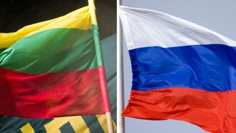 Жителі литовського містечка зібрали підписи проти російського прапора на центральної площі Жителі литовського містечка зібрали підписи проти російського прапора на центральної площі