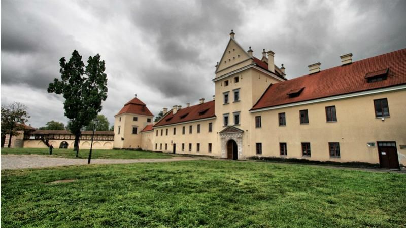 "Коктейль Молотова" бросили в старинный замок на Львовщине