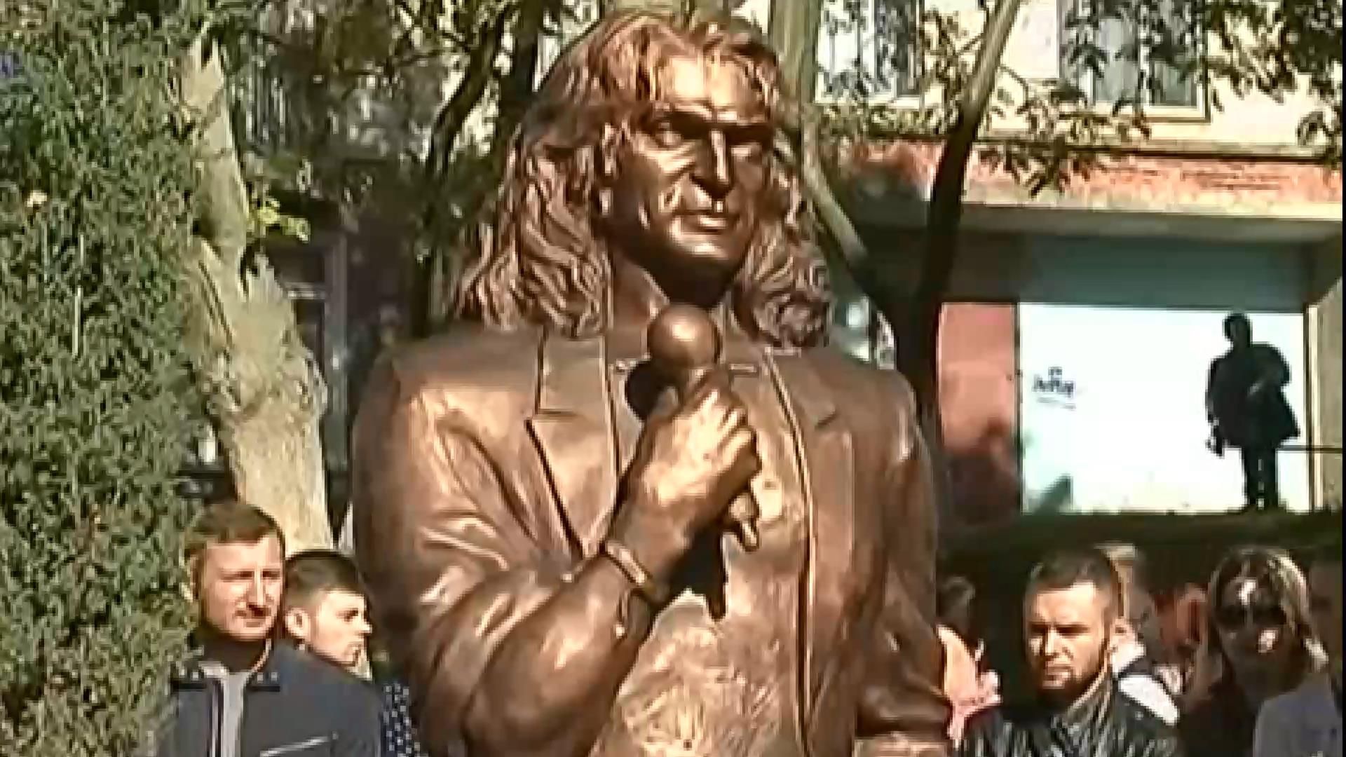 Мать покойного Скрябина требует демонтировать бронзовый памятник ее сыну Мать покойного Скрябина требует демонтировать бронзовый памятник ее сыну