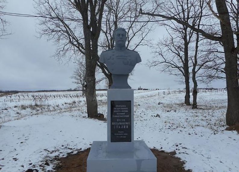 "За беззаперечні заслуги" росіяни удостоїли Сталіна бюстом "За беззаперечні заслуги" росіяни удостоїли Сталіна бюстом