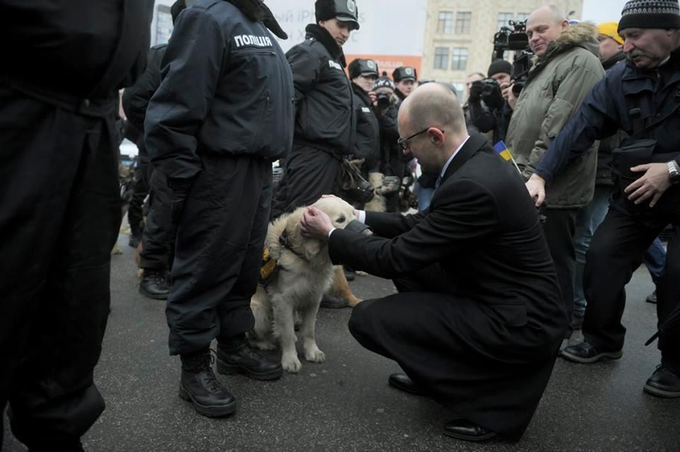А де собачки: як Яценюк відзначився на церемонії нової поліції у Харкові
