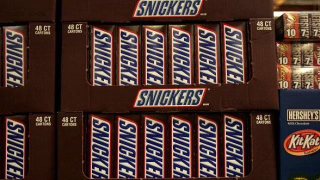 Популярні шоколадні батончики відкликають з продажу через небезпечний інгредієнт