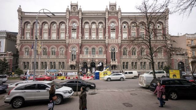 У Нацбанку пояснили, чому обвалили гривню У Нацбанку пояснили, чому обвалили гривню