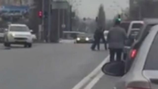 Водители устроили драку прямо на дороге в Киеве: появилось видео