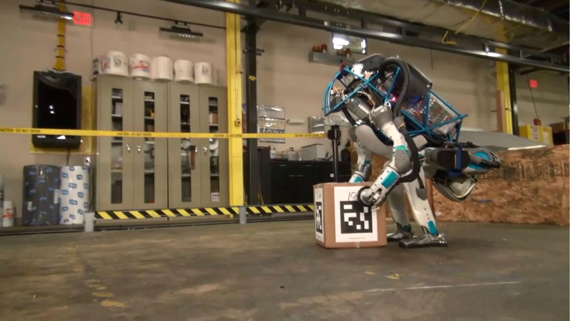 Американцы показали робота, который научился ходить, как человек