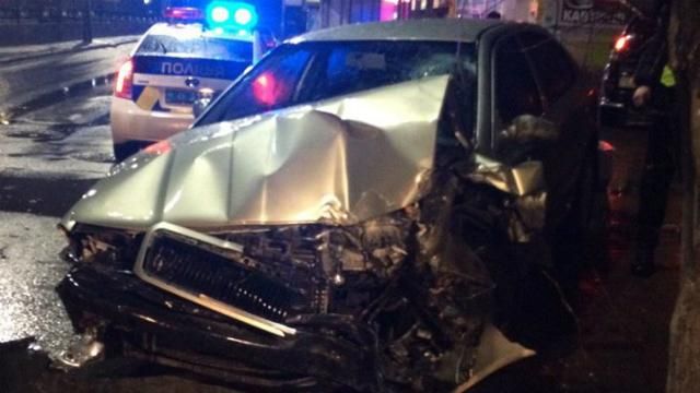 Пьяный водитель разбил машину о столб и пытался откреститься от аварии