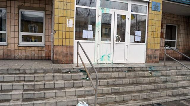 В Донецкой области недовольные люди забросали мэра яйцами