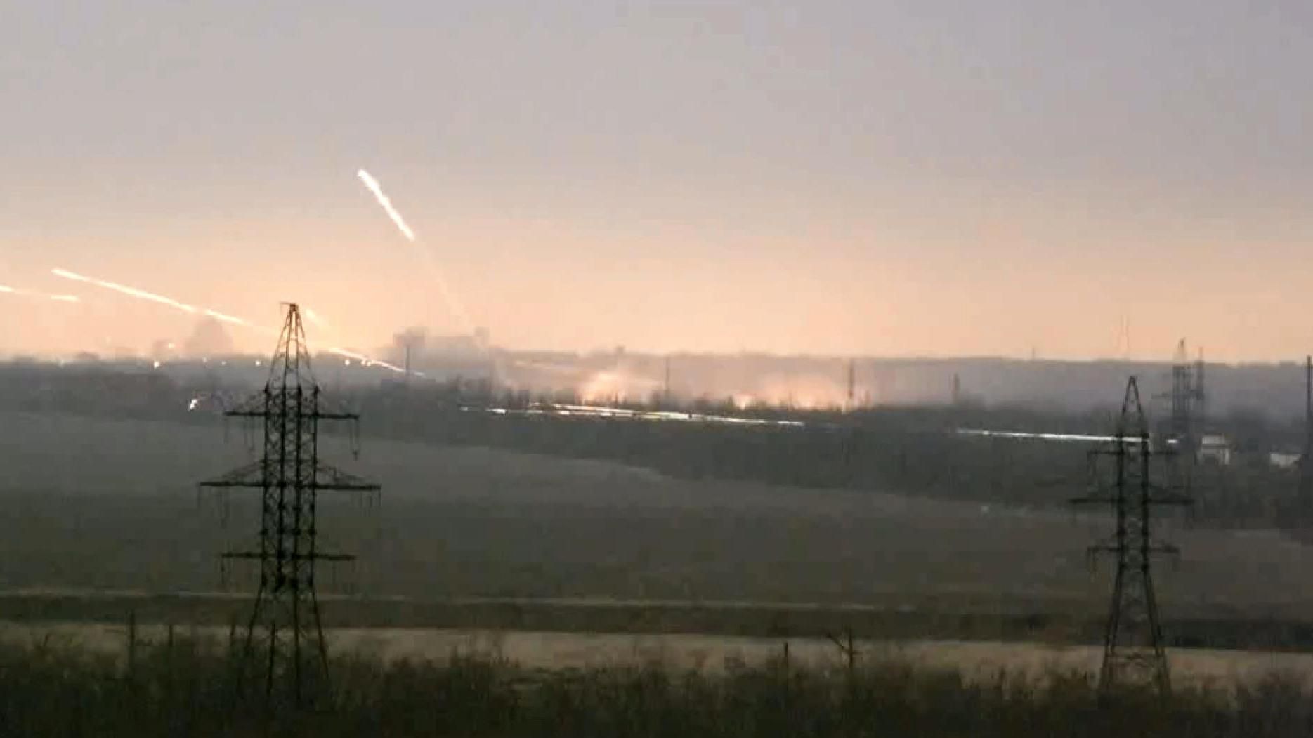 Появилось видео шквальных обстрелов боевиками украинских позиций Появилось видео шквальных обстрелов боевиками украинских позиций