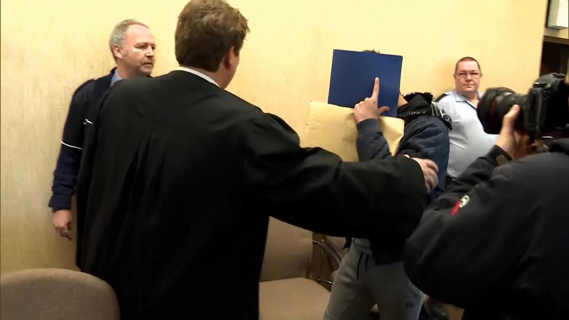 В Кельне объявили первые приговоры за нападения на женщин В Кельне объявили первые приговоры за нападения на женщин