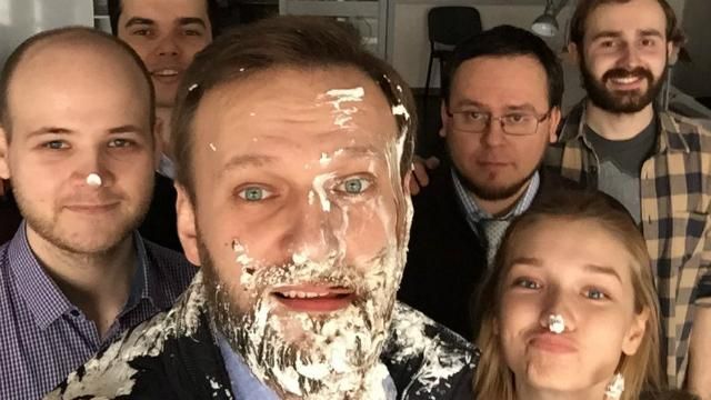 В России новый флешмоб: в еще одного оппозиционера попали тортом