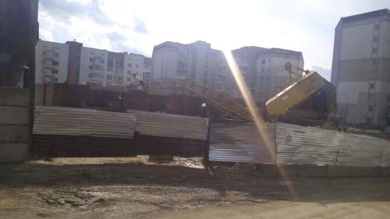 Во Львове упал строительный кран Во Львове упал строительный кран