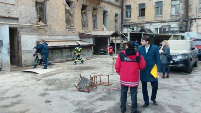 Дом обрушился в центре Киева: под руинами есть люди
