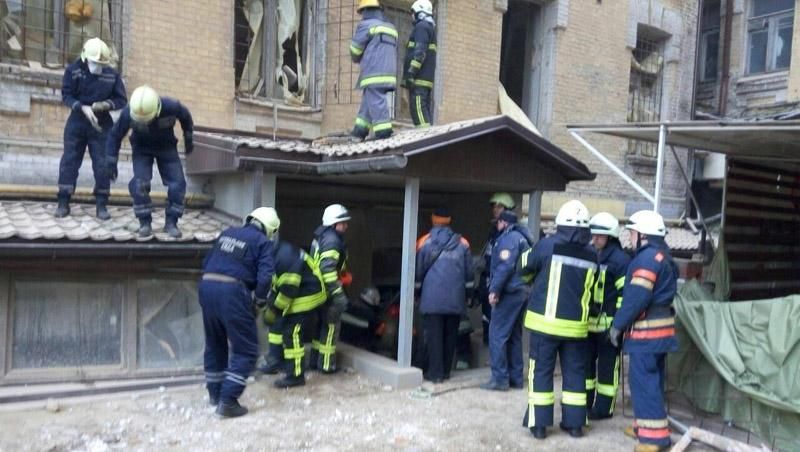 Трьох людей уже врятували з-під завалів у центрі Києва