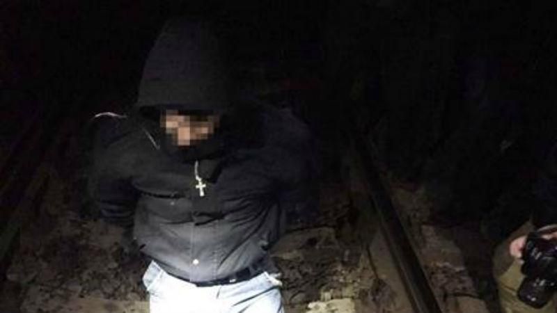 Екс-міліціонер, який ледь не підірвав потяг, виявися прихильником ідей "Новоросії" Екс-міліціонер, який ледь не підірвав потяг, виявися прихильником ідей "Новоросії"