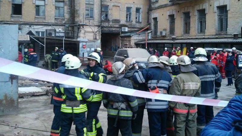 Під завалами будинку у Києві загинула людина: пошуки тривають 